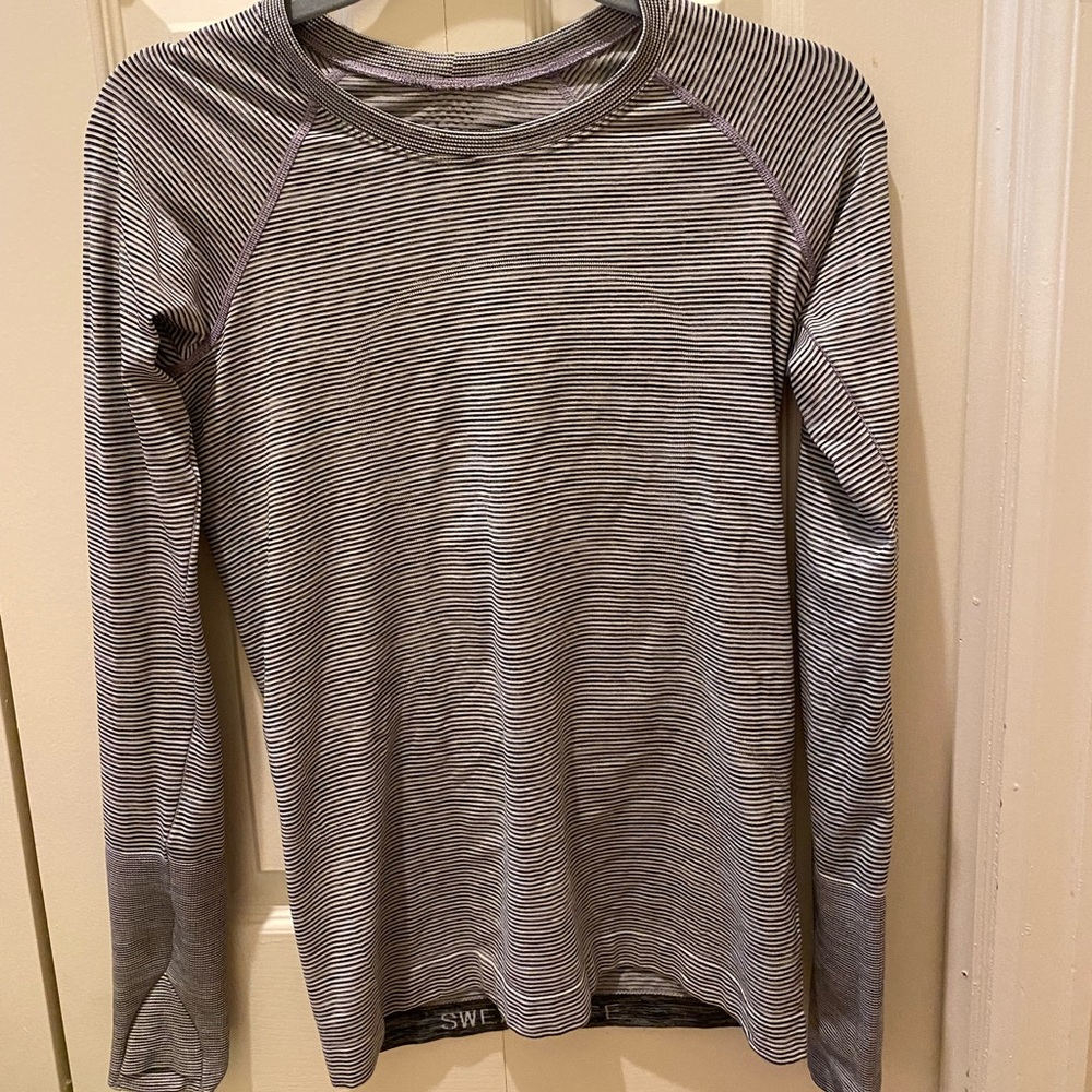 Long sleeve Grey and White Lululemon top size 6
